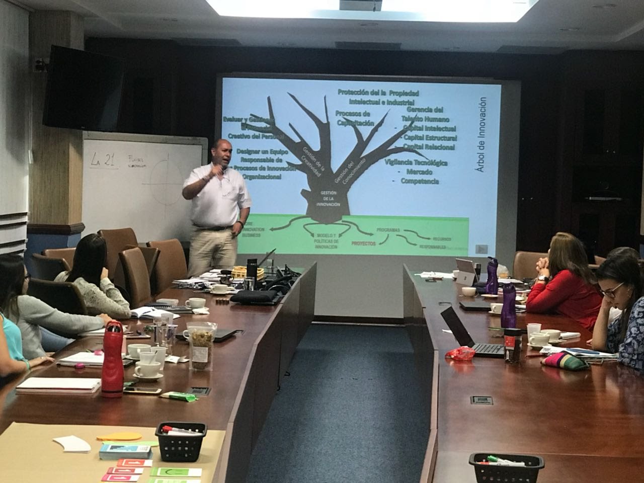 Seminario taller en sala de juntas