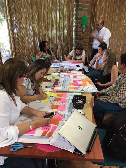 Grupo de personas en taller de innovación